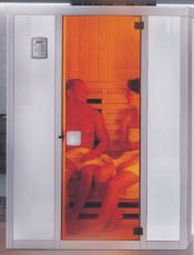 Die Infrarotkabine Viva integriert sich sehr gut in ein weißes Bad.